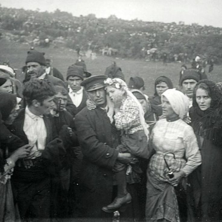Milagre do sol em Fátima, Portugal – Jacinta carregada depois de uma aparição, em 1917.