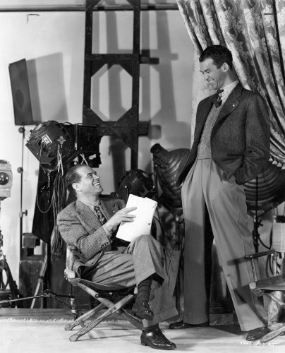 Foto de bastidores do filme "A felicidade não se compra", com o diretor Frank Capra e o ator James Stewart