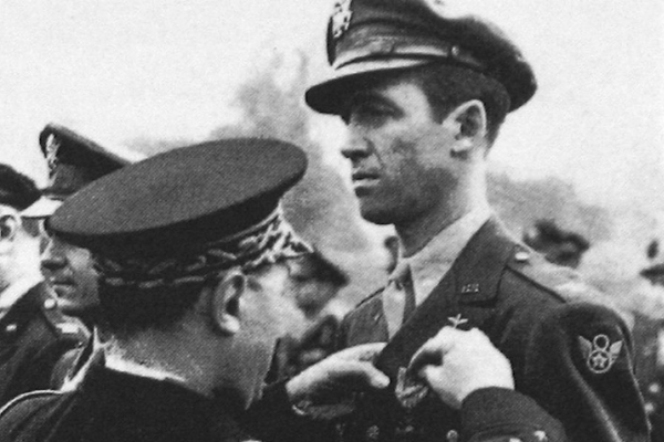 O ator James Stewart sendo condecorado depois de sua atuação na guerra.