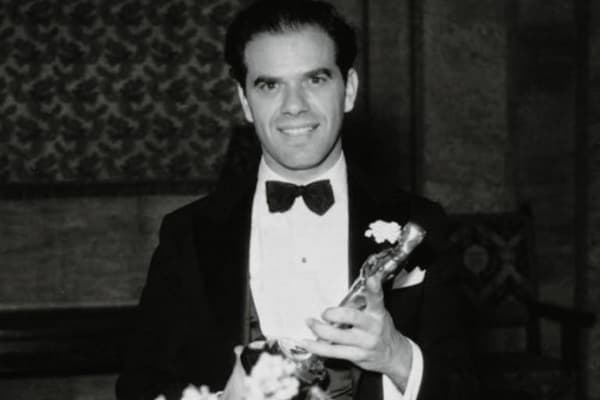 O cineasta Frank Capra recebendo o prêmio Oscar - Lumine TV