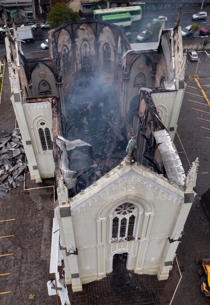Imagem da publicação Imagem de Cristo e hóstias permanecem intactas após incêndio de igreja no RS