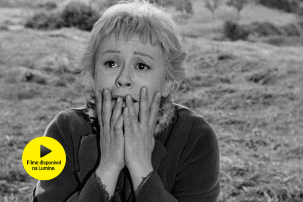 Giulietta Masina em cena do filme A Estrada da Vida
