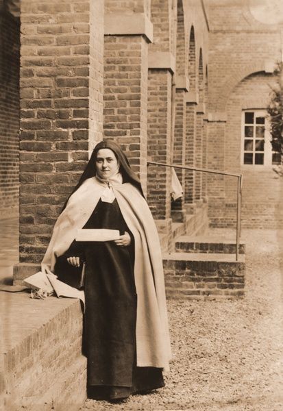Santa Teresinha das Rosas: história, milagres e como rezar o terço