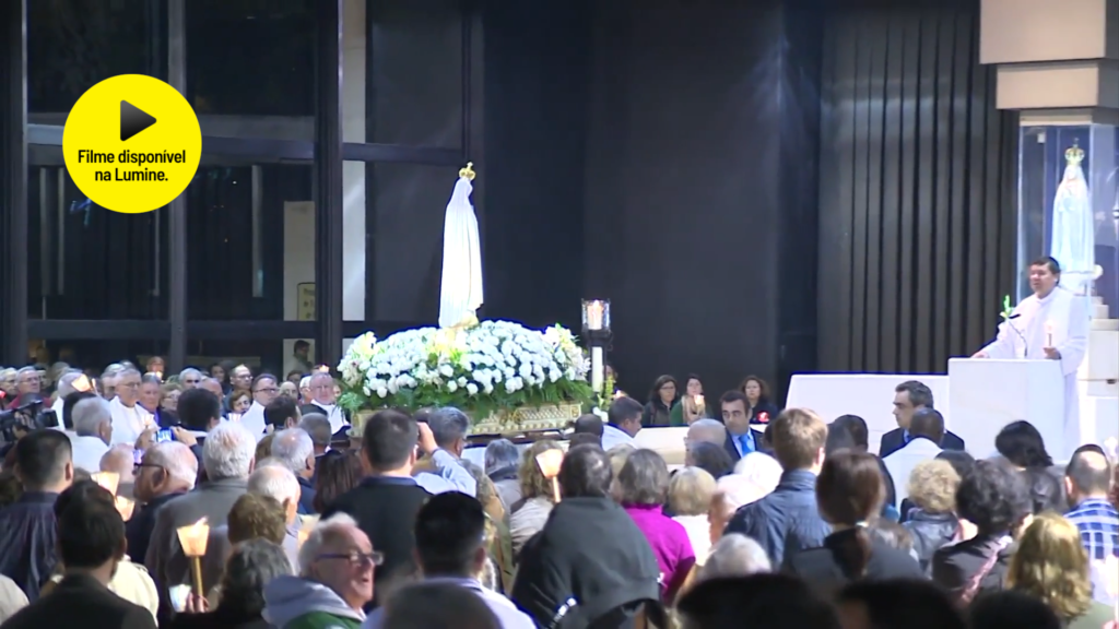 Início da procissão no documentário Fátima: mensagem de paz