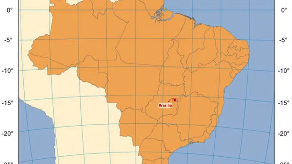 Mapa mostra que Brasília está entre os graus 15 e 20 de latitude. — Foto: IBGE